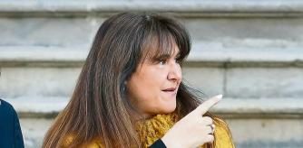 GRAFCAT6858. BARCELONA, 01/03/2023.- La presidenta suspendida del Parlament, Laura Borràs, junto al expresidente de la Generalitat Quim Torra(i), entre otros, a su llegada al Tribunal Superior de Justicia de Cataluña (TSJC) donde este miércoles concluye, con las conclusiones e informes de la Fiscalía y las defensas, el juicio contra ella, acusada de adjudicar contratos a dedo. EFE/Andreu Dalmau