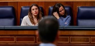 Las ministras Irene Montero e Ione Belarra escuchan una intervención del presidente Pedro Sánchez un pleno reciente del Congreso