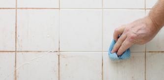 Limpiar las juntas ennegrecidas de las baldosas del baño.