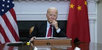 FARCHIVO - El presidente Joe Biden escucha mientras se reúne virtualmente con el presidente chino, Xi Jinping, desde la Sala Roosevelt de la Casa Blanca en Washington, el lunes 15 de noviembre de 2021. China ha sido vista durante mucho tiempo por Estados Unidos como una fuente prolífica de comentarios antiestadounidenses. propaganda pero menos agresiva en sus operaciones de influencia que Rusia. Pero muchos en Washington ahora piensan que China está siguiendo cada vez más el ejemplo de Rusia, y existe una creciente preocupación de que Estados Unidos no esté haciendo lo suficiente para responder. (Foto AP/Susan Walsh, archivo)