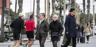 foto XAVIER CERVERA 13/01/2023 Tema apertura sociedad domingo: la edad ya no sirve para identificar la vejez. Las personas de 65, 70 0 75 años son hoy más adultas que viejas. No encajan en la etiqueta y los estereotipos de ancianos ni de tercera edad. Son hombres y mujeres que manejan las nuevas tecnologías, que visten a la moda, progresistas, trabajadores, activos en el deporte, con ganas de disfrutar de la vida, aprender, colaborar, viajar, conocer gente... Necesitaría una foto cotidiana, por la calle, de una pareja o personas de esta franja de edad que transmitan la idea del reportaje.