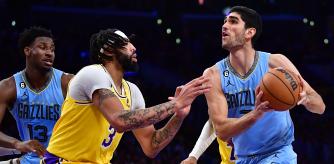 Santi Aldama encara a Anthony Davis, el pasado martes en Los Ángeles