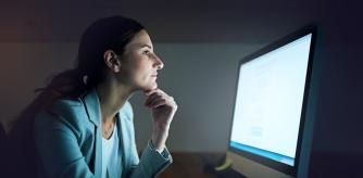 La luz azul que emite el ordenador afecta la salud de la piel y acelera el envejecimiento.