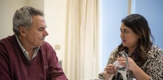 Víctor conversa con Adriana Pascuas, responsable del servicio de atención al paciente de Esteve Teijing