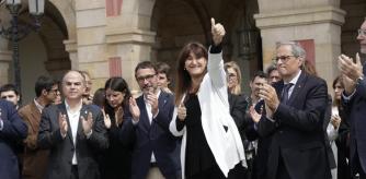 GRAFCAT8287 BARCELONA 30/03/2023.- La presidenta suspendida del Parlament de Cataluña, Laura Borràs, durante su intervención frente al edificio del Parlament este mediodía tras serle comunicada hoy la sentencia emitida por el Tribunal Superior de Justicia de Catalunya (TSJC), la cual le condena a cuatro años, seis meses y un día de prisión y a 13 años y un día de inhabilitación para el ejercicio de empleos o cargos públicos efectivos por un delito de falsedad documental y otro de prevaricación por haber fraccionado contratos. EFE/Quique Garcia