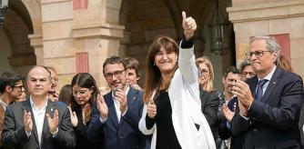 GRAFCAT8287 BARCELONA 30/03/2023.- La presidenta suspendida del Parlament de Cataluña, Laura Borràs, durante su intervención frente al edificio del Parlament este mediodía tras serle comunicada hoy la sentencia emitida por el Tribunal Superior de Justicia de Catalunya (TSJC), la cual le condena a cuatro años, seis meses y un día de prisión y a 13 años y un día de inhabilitación para el ejercicio de empleos o cargos públicos efectivos por un delito de falsedad documental y otro de prevaricación por haber fraccionado contratos. EFE/Quique Garcia