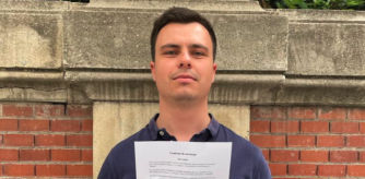 Gabriel con el contrato firmado junto a su pareja