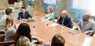 GRAFCAT9237 BARCELONA 19/04/2023.- El presidente de la Generalitat, Pere Aragonès, durante la reunión mantenida esta tarde con los miembros del recién creado Consejo Académico que elaborará la propuesta de Acuerdo de Claridad para facilitar un referéndum pactado en Cataluña. EFE/Quique Garcia