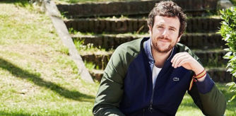 Aless Lequio junto a su perra Luna