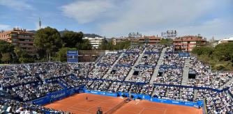 Carlos Alcaraz y Daniel Evans disputan en la pista Rafa Nadal la segunda semifinal del Trofeo Conde de Godó