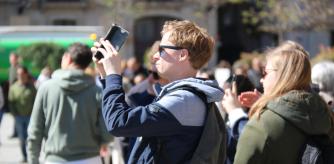 Un turista toma una foto en la Catedral de Barcelona durante Semana Santa