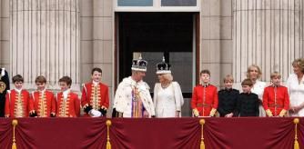 TOPSHOT - Britain's King Charles III wearing the Imperial state Crown, and Britain's Queen Camilla wearing a modified version of Queen Mary's Crown chat on the Buckingham Palace balcony while viewing the Royal Air Force fly-past in central London on May 6, 2023, after their coronations. - The set-piece coronation is the first in Britain in 70 years, and only the second in history to be televised. Charles will be the 40th reigning monarch to be crowned at the central London church since King William I in 1066. (Photo by Oli SCARFF / AFP)