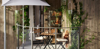 Consigue un espacio acogedor y cálido en tu balcón combinando plantas y elementos de madera