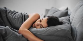 Durmiendo sobre funda de almohada