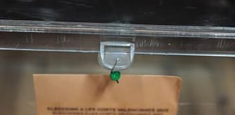 Detalle del cierre de una urna en una mesa electoral. En una de Llanares (Avilés), un vocal se ha marchado tras decir que iba a fumar.