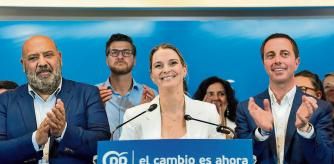 PM01.- PALMA DE MALLORCA (ISLAS BALEARES) 28-05-23 La candidata del PP al Govern Balear Marga Prohens (c) junto Jaime Martinez (i) y Guiem Galmés (d) en la sede del partido.- EFE/MIQUEL A. BORRÁS