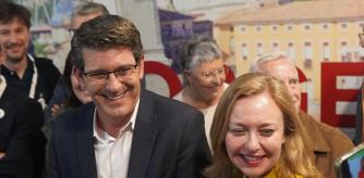 El alcalde de Ontinyent, Jorge Rodríguez, durante la celebración de la noche electoral.