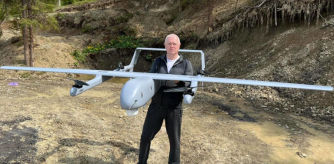 Volodímir Yatsenko, con su modelo T-10 Dovbush, que viene fabricando desde diciembre