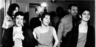 Susan Atkins, Patricia Krenwinkel y Leslie van Houten (derecha) yendo al juicio por sus crímenes