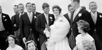 Jackie Bouvier Kennedy y John F. Kennedy con miembros de la fiesta nupcial