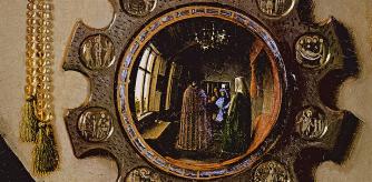 Dos figuras, además del matrimonio, se reflejan en el detalle del espejo.