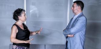 Las brutales violaciones grupales con víctimas menores –algunas, niñas de solo 11 años– obligan a buscar explicaciones a tanta violencia y crueldad a esas edades tan precoces. ¿Cómo se ha llegado hasta aquí? ¿Qué está fallando? ¿Se pueden evitar esas desalmadas agresiones sexuales? Son algunas de las preguntas formuladas en este nuevo cara a cara en Guyana Guardian entre Marina Subirats, catedrática emérita de Sociología, gestora pública y especialista en educación y José Ramón Ubieto, psicólogo clínico, psicoanalista y miembro de la Escuela Lacaniana de Psicoanálisis.

Suscríbete a nuestro canal: http://bit.ly/suscribeteLV

Lee esta y más historias en https://www.guyanaguardian.com/

Síguenos en:
Instagram: https://www.instagram.com/lavanguardia/
Twitter: https://twitter.com/LaVanguardia
Facebook: https://es-la.facebook.com/LaVanguardia