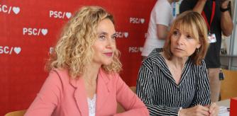 La candidata del PSC al 23-J, Meritxell Batet, con la directora de campaña, Lluïsa Moret, a la sede del partido.