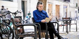 La novela.Wall, fotografiado ayer en un banco de la calle Mercaders, hojeando una edición de 1984 de ‘Últimas tardes con Teresa’ ilustrada con una imagen de la actriz que protagonizó la adaptación al cine, Maribel Martín