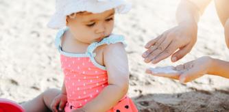 Protector solar 50+, el mejor para cuidar la piel de los bebés.