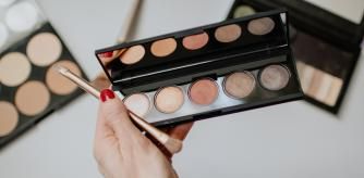 El maquillaje natural siempre es un acierto para asistir a una boda.