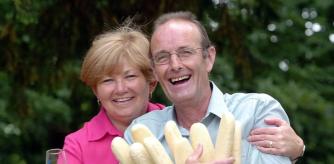 Keith y Louise Gough celebrando el premio de la lotería