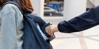 Hurto de una cartera guardada en una mochila de fácil acceso.