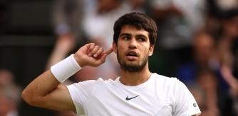 Carlos Alcaraz celebra un punto en el Centre Court de Wimbledon, este domingo