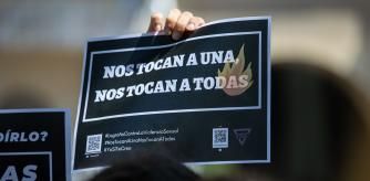 Concentración por el asesinato de una mujer de 34 años a manos de su marido, quien después de matarla intentó acabar con la vida de los tres hijos que tenían en común arrojándolos al río Ebro.