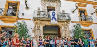 GRAFAND4325. UTRERA(SEVILLA), 01/08/2023.- La alcaldesa en funciones de Utrera, Consuelo Navarro durante su intervención en las puertas del Ayuntamiento, tras el minuto de silencio en memoria de Erica Vanessa Reyes Álvarez, la joven nicaragüense de 22 años asesinada este lunes. EFE/ Raúl Caro.
