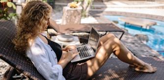 Los adictos al trabajo pueden sufrir cuadros de ansiedad cuando llegan las vacaciones y tienen que alejarse de sus obligaciones laborales.