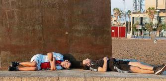 FOTO IGNACIO RODRIGUEZ, 18/08/2023. FOTOGRAFIAS DE PERSONAS DURMIENDO EN LA PLAYA DESDE EL HOSPITAL DEL MAR HASTA LA PLAYA SANT MIQUEL. BARCELONA, ESPANA.