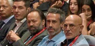 MADRID, 25/08/2023.- El seleccionador de fútbol femenino Jorge Vilda (2d) junto al seleccionador del combinado nacional masculino, Luis de la Fuente (d) escuchan la intervención del presidente de la Real Federación Española de Fútbol, Luis Rubiales, en la Asamblea General de dicho organismo, este viernes. Rubiales ha anunciado que no dimitirá de su cargo tras la polémica por el beso que dio a la futbolista Jenni Hermoso después de ganar el Mundial femenino, que ha definió como 