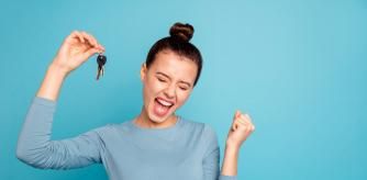 Una chica joven celebra que ha podido comprar su propia casa.