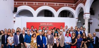 Foto de familia de los parlamentarios y senadores del PSOE de Andalucía en la sede de la calle San Vicente de Sevilla