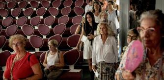 FOTO ALEX GARCIA LAS MUJERES SE ADAPTAN MEJOR QUE LOS HOMBRES A SU NUEVA REALIDAD SOCIAL UNA VEZ JUBILADOS PORQUE SON CAPACES DE REINVENTARSE Y ACTIVAR SUS INQUIETUDES. EN LA FOTO COLA PARA UNA FIRMA DE LIBROS 2023/09/06