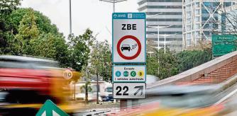 FOTO ALEX GARCIA ZBE. EL TSJC TUMBA EL DECRETO DE ZONA DE BAJAS EMISIONES PUESTO EN MARCHA POR EL AYUNTAMIENTO DE BARCELONA. EN LA FOTO CARTEL ALUSIVO EN RONDA LITORAL 2022/03/23