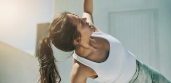 Algunos ejemplos de ejercicios isométricos son las planchas, las sentadillas en la pared o el 