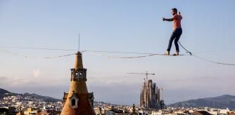 El funambulista Nathan Paulin recorrió el paseo de Gràcia a 70 metros de altura