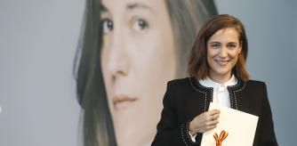 Carla Simón posa orgullosa con el Premio Nacional de Cinematografía