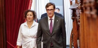 El líder de la oposición y del PSC, Salvador Illa, junto a la portavoz del grupo, Alícia Romero, en el debate de política general en el Parlament