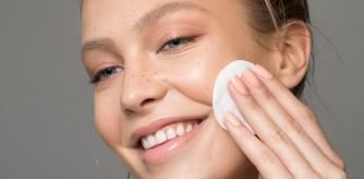 Un tónico facial puede servirnos para mucho más que desmaquillar y limpiar.