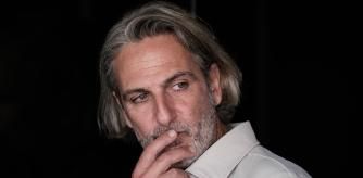 Ernesto Alterio posa para 'Guyana Guardian'