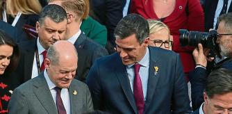 Tirana (Albania), 16/10/2023.- German Chancellor Olaf Scholz (L) and Spanish Prime Minister Pedro Sanchez (R) talk during the Berlin Process - Leaders' Summit in Tirana, Albania, 16 October 2023. The Berlin process, an initiative for high-level cooperation between high official representatives of the Western Balkan countries and the European Union, closely linked to the future enlargement of the block is for the first time since it started in 2014 held in a country that is not part of the EU. EFE/EPA/MALTON DIBRA