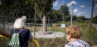 PRODUCTION - 07 September 2023, Poland, Zerdziny: A bus group visits the border triangle from Poland to Russia and Lithuania. The border area between Poland and Lithuania is considered a potential hot spot in the event of a confrontation between Russia and NATO. Poland is arming, Lithuania is to get a Bundeswehr brigade. (to dpa